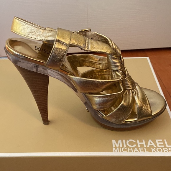 7.5 gold Micheal Kors platform sandal - Picture 2 of 5